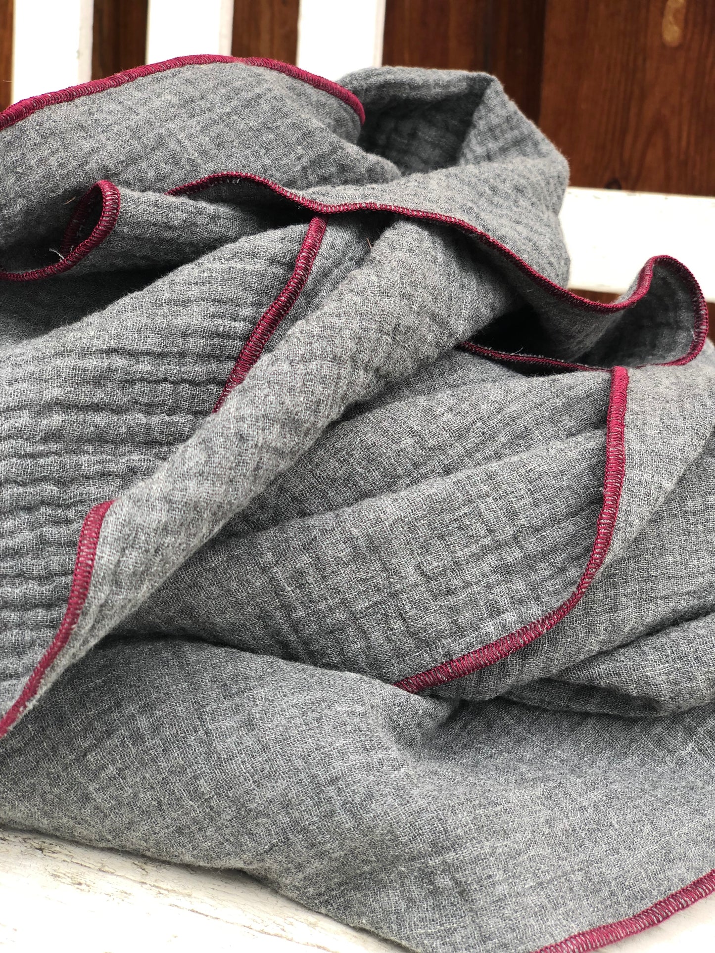 Halstuch XXL oder Schal, grau rot, aus Bio Musselin, leicht