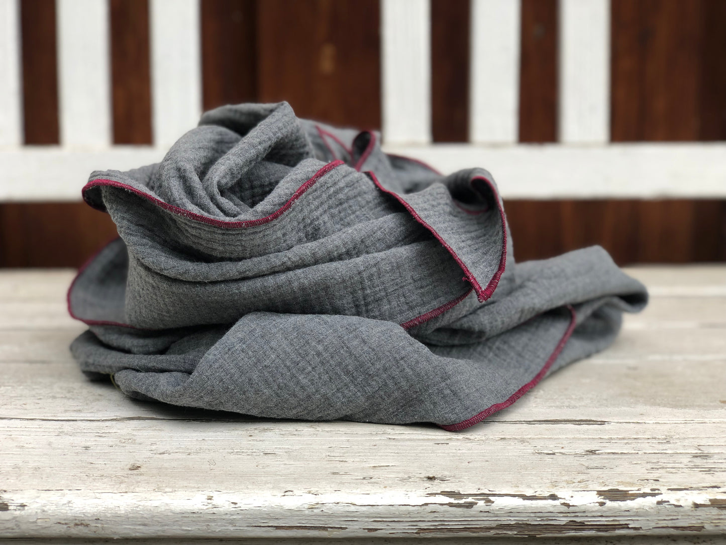 Halstuch XXL oder Schal, grau rot, aus Bio Musselin, leicht