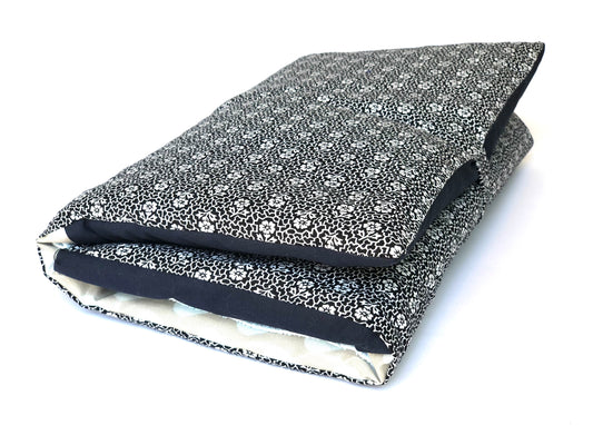 Wickelunterlage mit Taschen für unterwegs oder zu Hause, waschbar, schwarz, schlicht