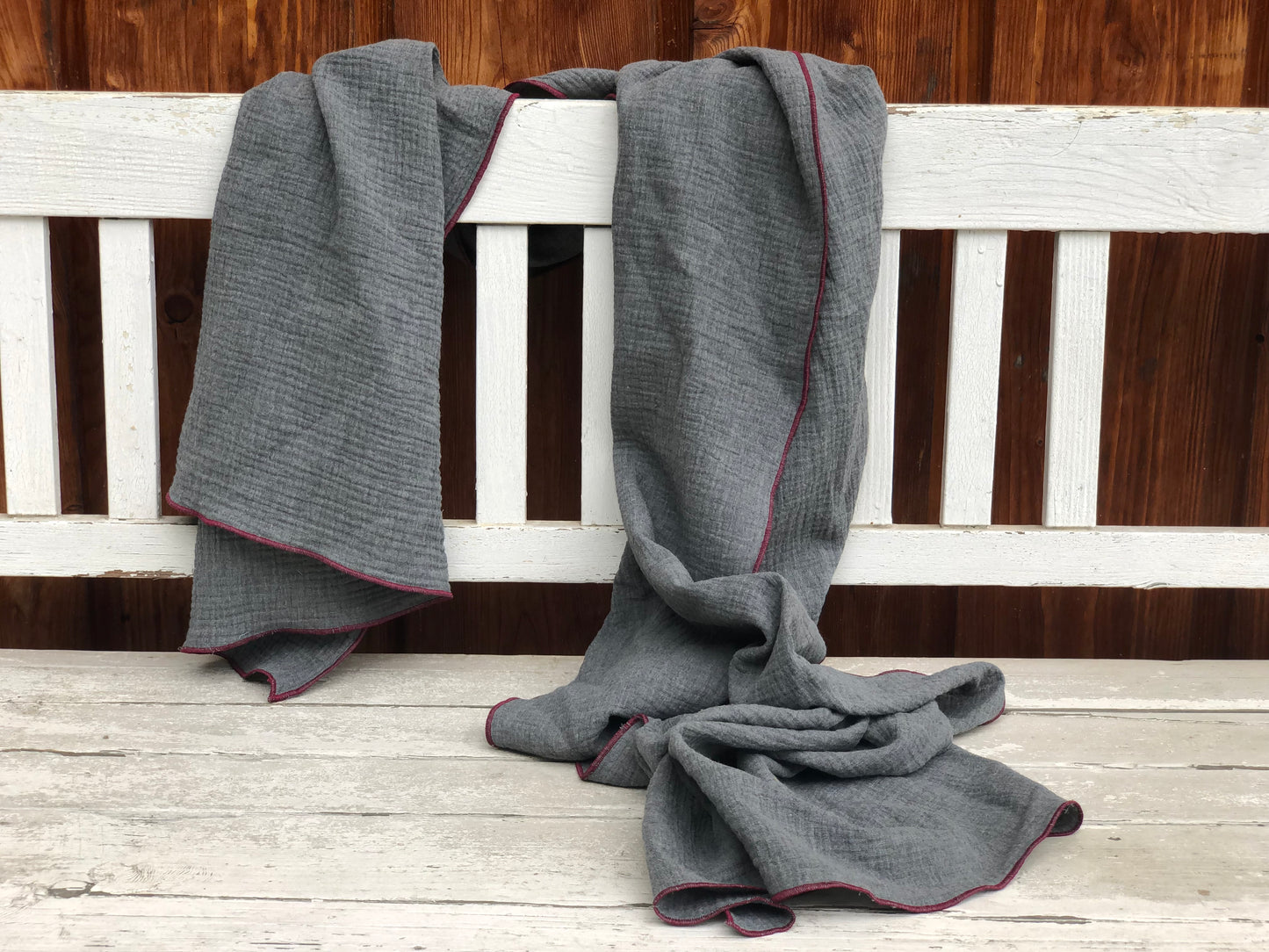 Halstuch XXL oder Schal, grau rot, aus Bio Musselin, leicht