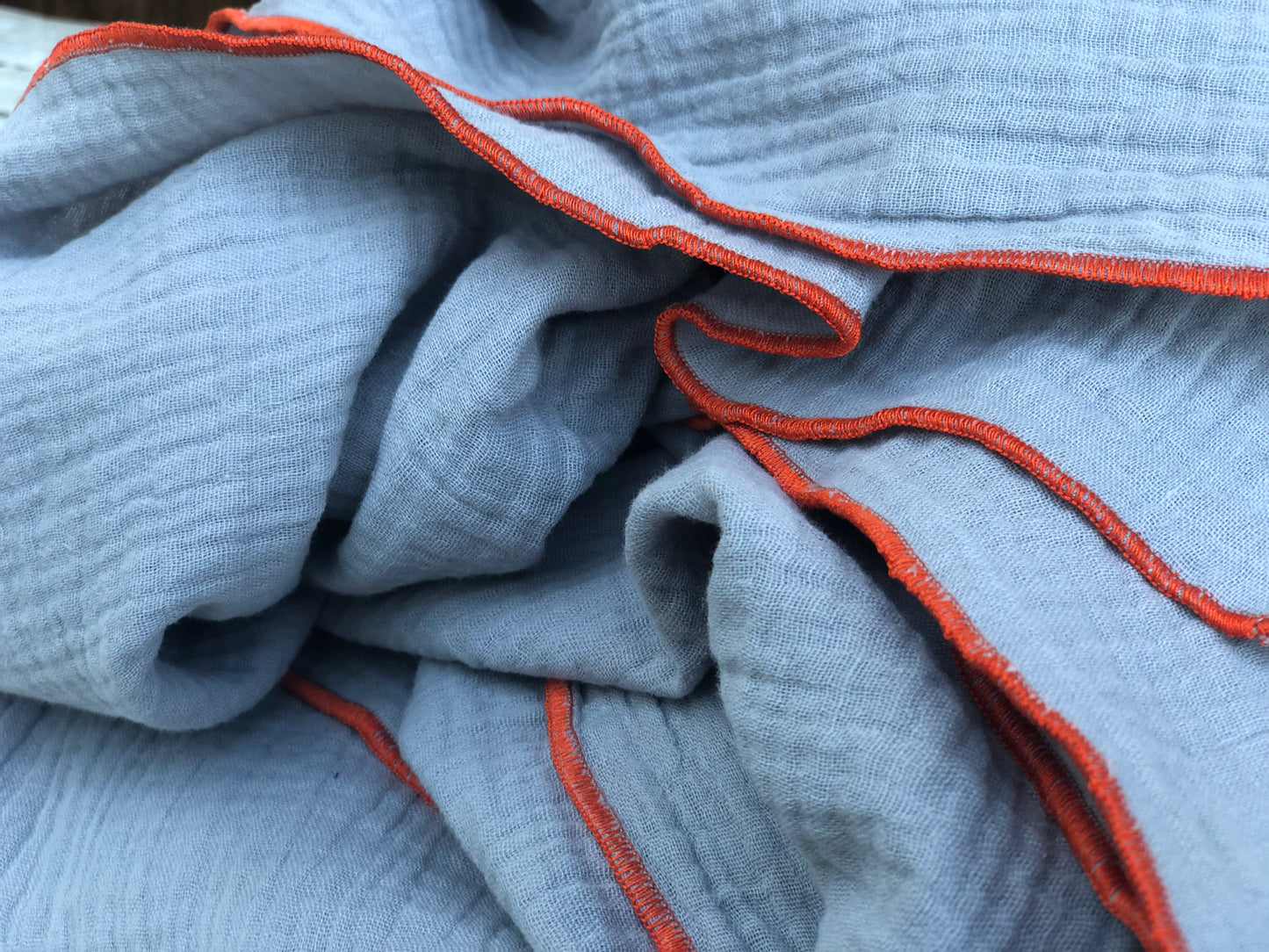 Halstuch XXL Damen aus Bio Musselin, Hellgrau mit orangem Kontrast