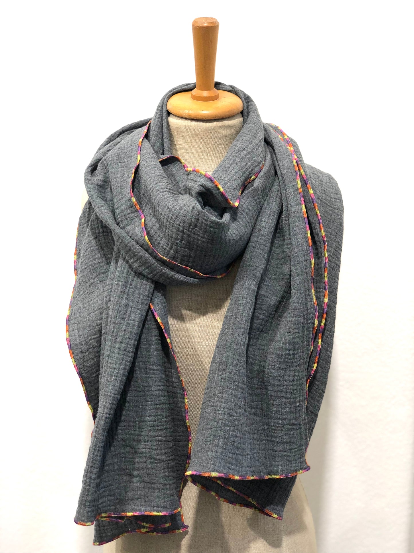 Halstuch XXL Damen oder Schal, grau, aus Bio Musselin, bunt leicht