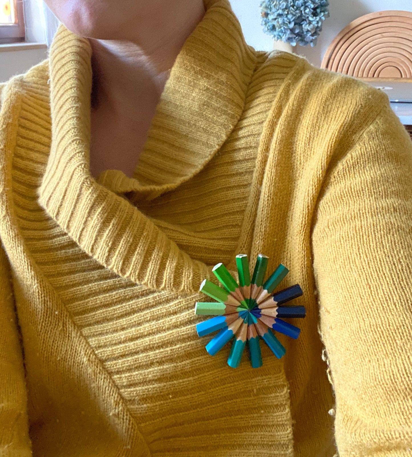 origineller Pin / Anstecker / Brosche mit Buntstifte