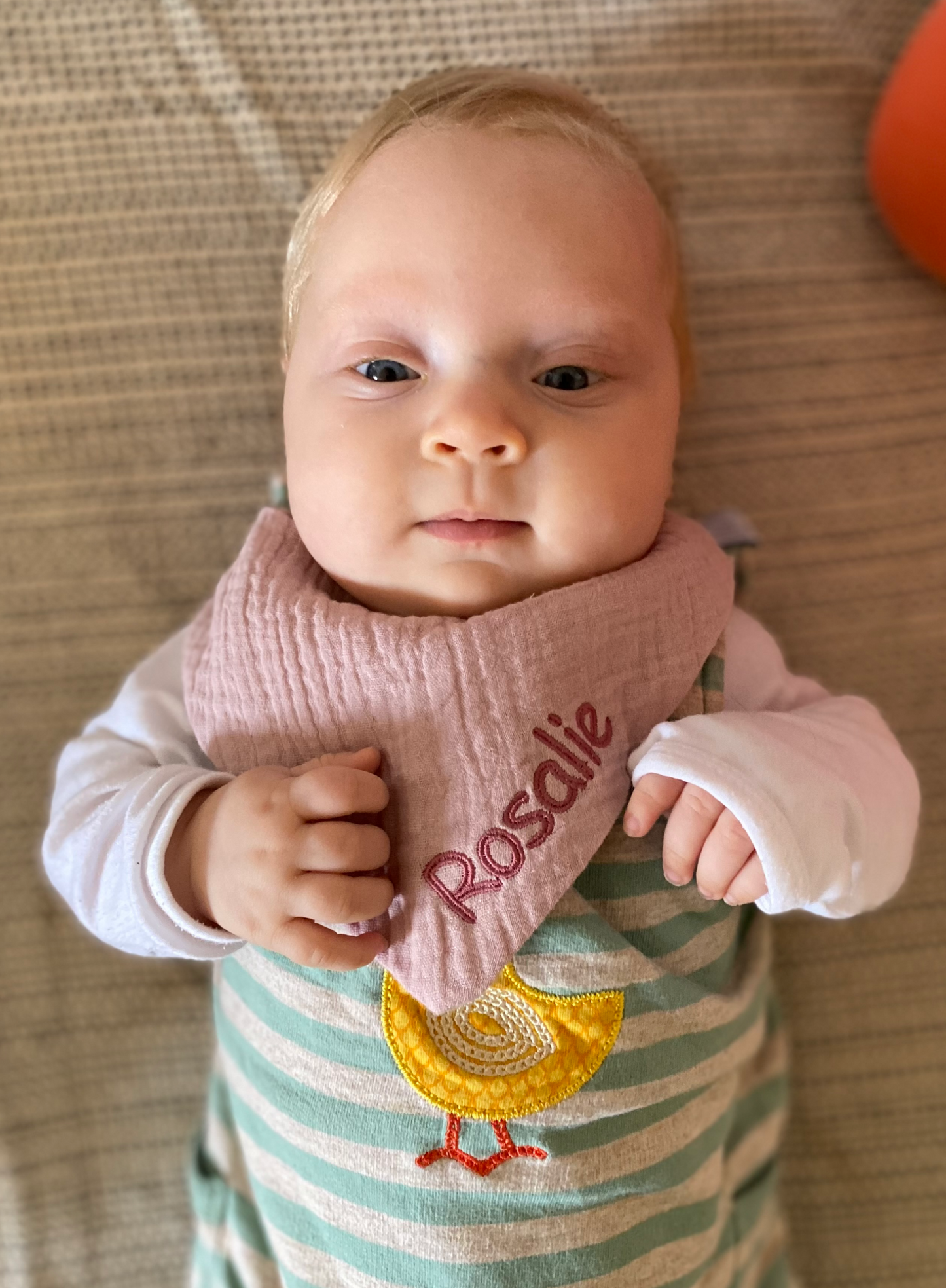 besticktes Dreieckstuch mit Name Rosalie