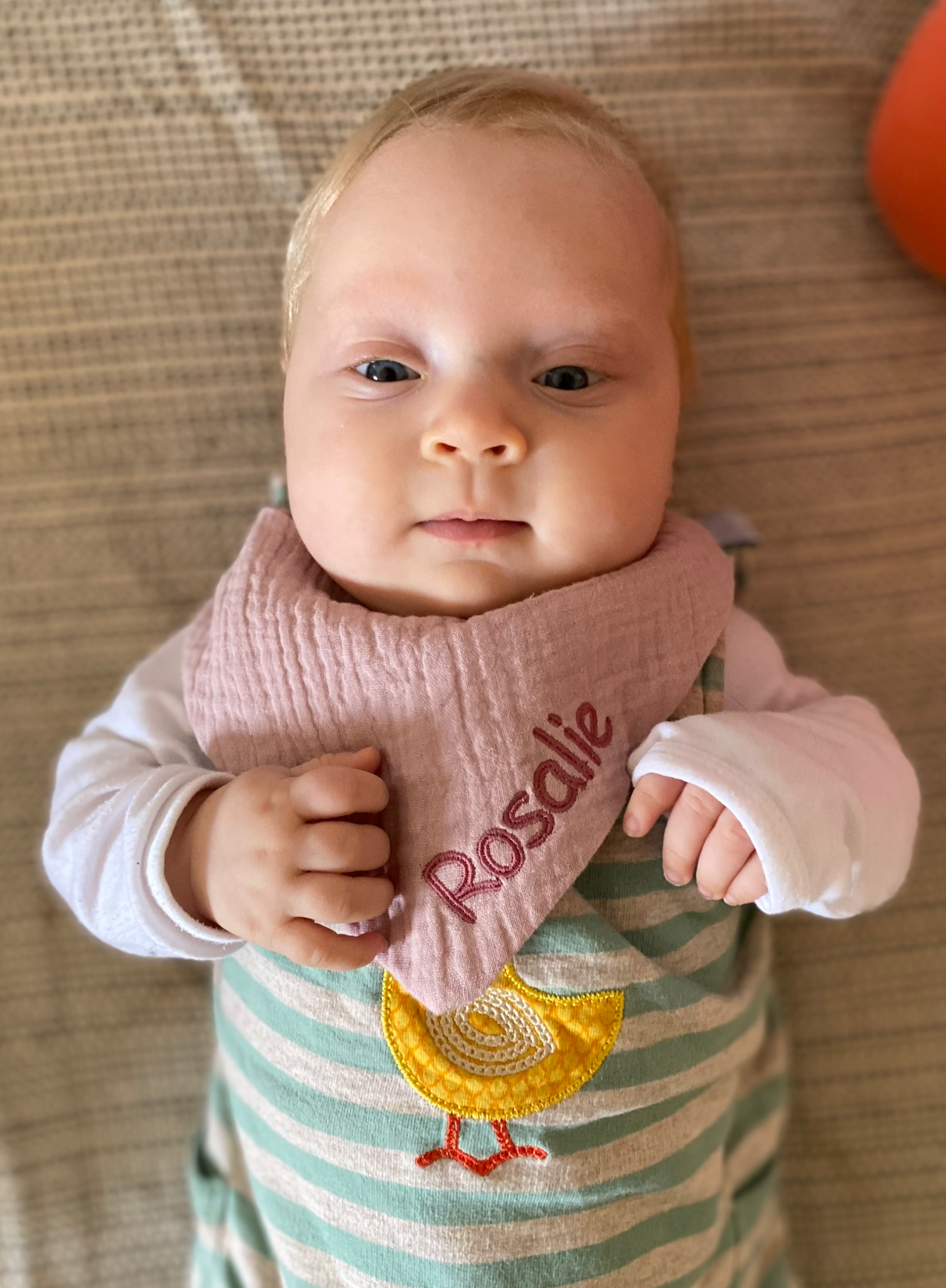 besticktes Dreieckstuch mit Name Rosalie