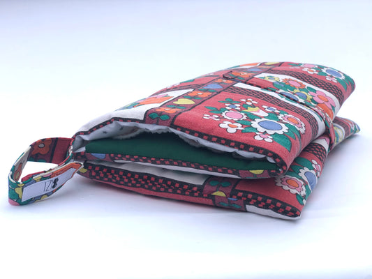 Wickelunterlage mit Taschen für unterwegs oder zu Hause, waschbar, wasserdicht, rotes Trachtenmuster