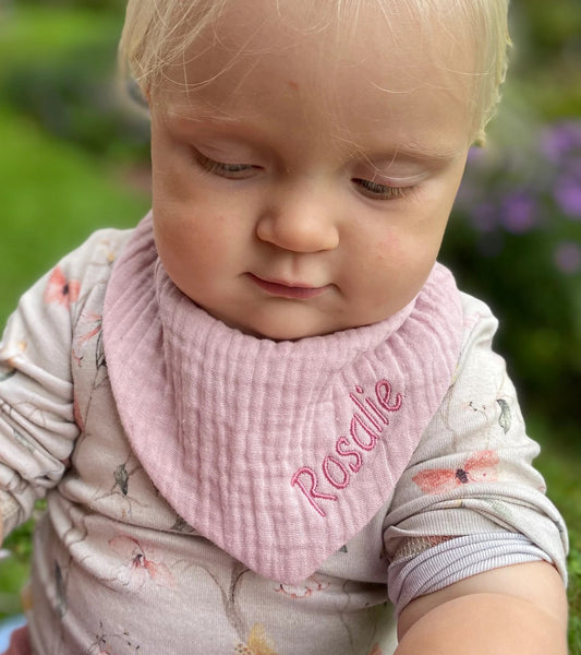 personalisiert - Lätzchen, Spucktuch, Dreieckstuch aus Bio Musselin, bestickt