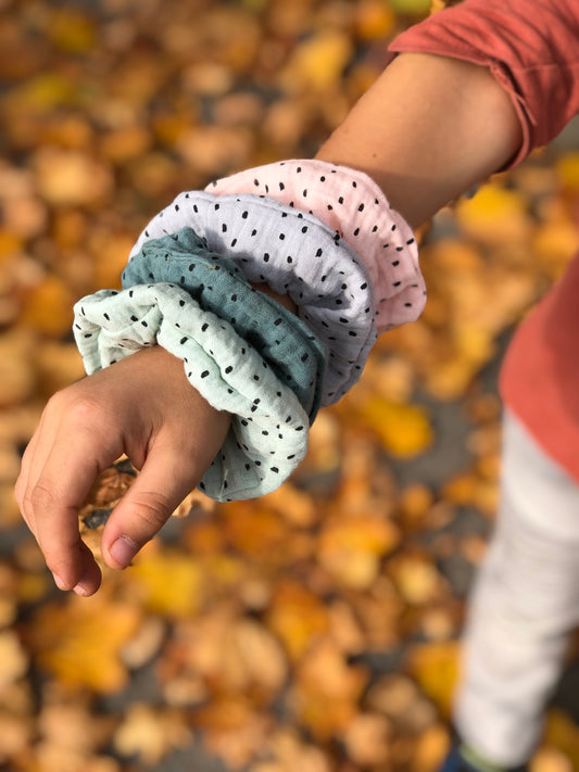 Scrunchie aus gepunktetem Bio Musselin, metallfrei